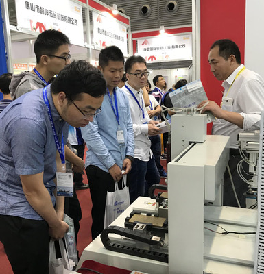 深圳市精品日兴机械闪耀深圳国际机器人及工厂智能化展览会，专业螺丝机引领智造新风尚